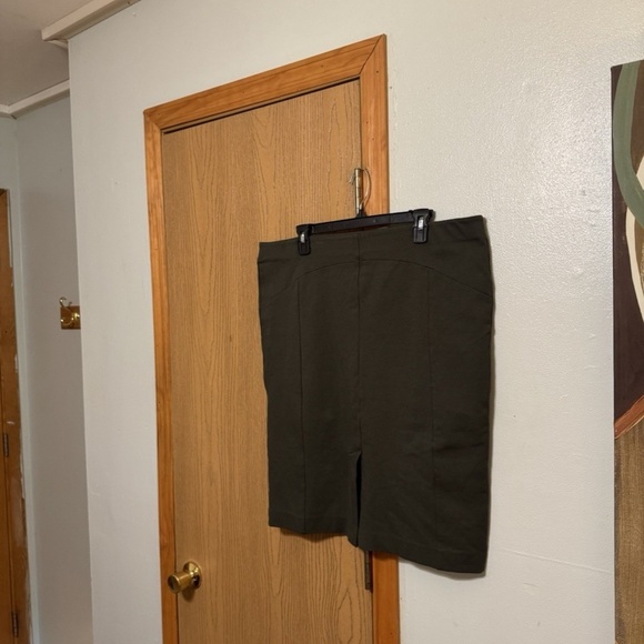 Ann Taylor Size 16 Solid Green Knee-Length Pull-On Pencil Skirt - EUC - Picture 2 of 4